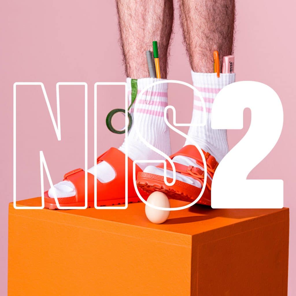 Titelbild von der NIS2 Kampagne. 2 Beine mit weißen Socken und orangen Hausschuhen stehen auf einem orangen Podest.