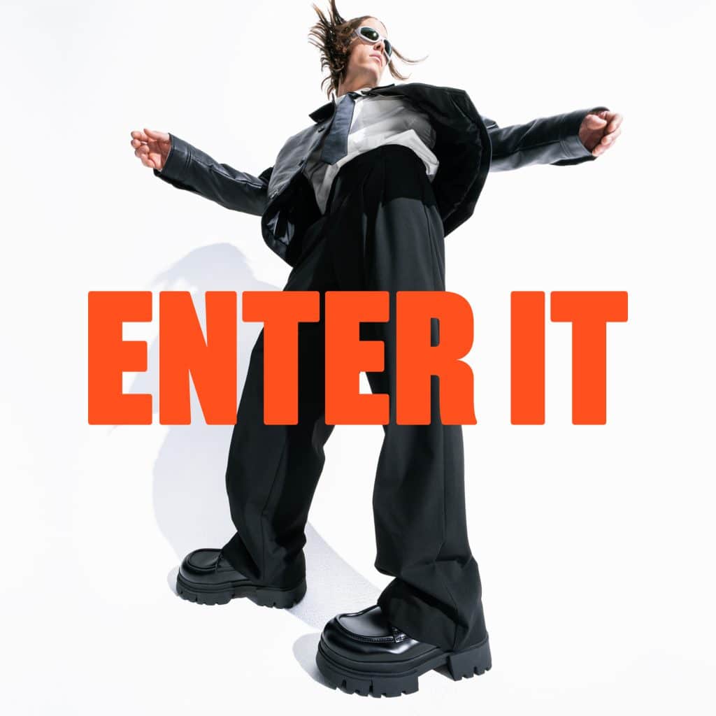 Mann ist schwarz gekleidet, als Text steht "Enter IT"